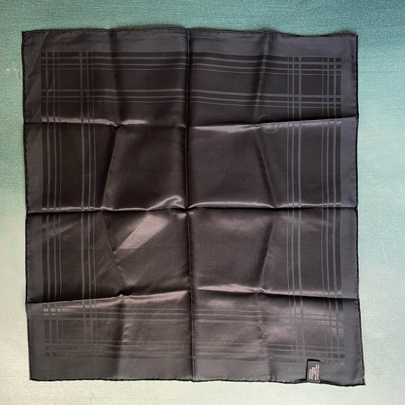 Authentic Gucci Pocket Square - Picture 8 of 12